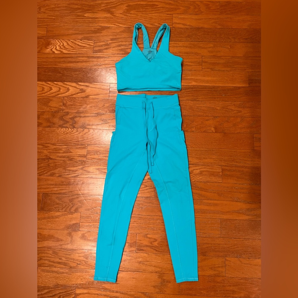 ALO Yoga blue set pant and top Xs and S